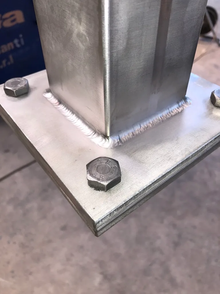 Structură din inox, detaliu de îmbinare