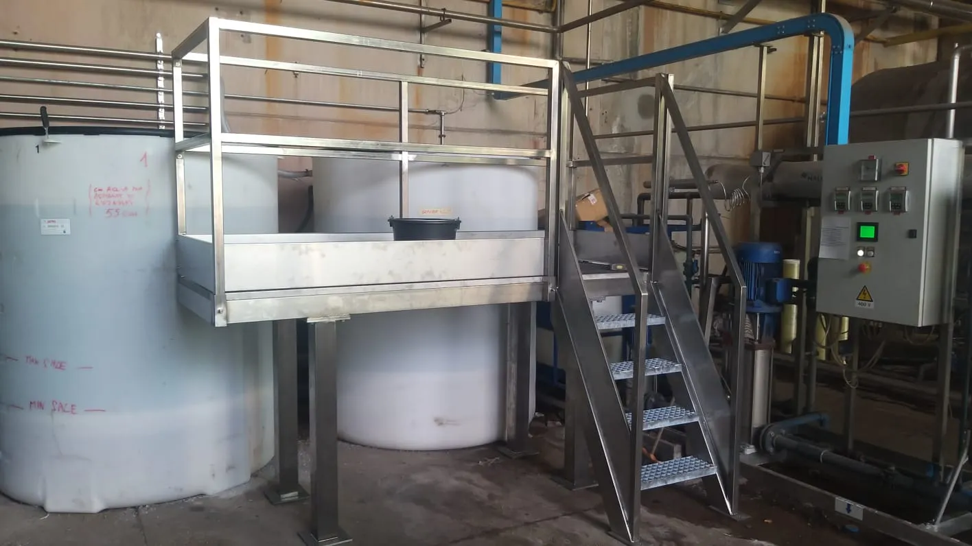 Platformă și scară din inox peste rezervoare de proces