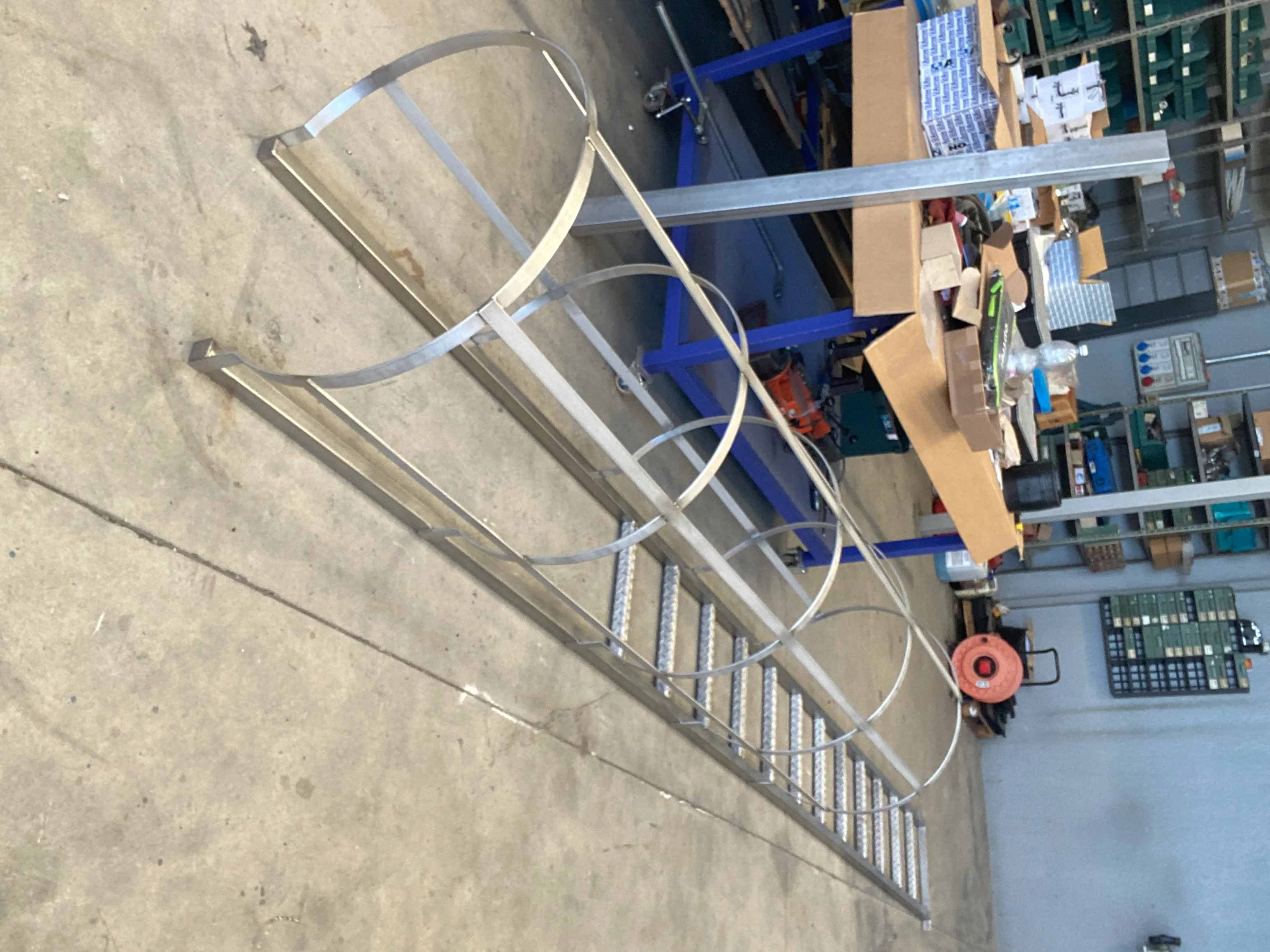 Structură curbată din inox cu trepte antiderapante, în atelier