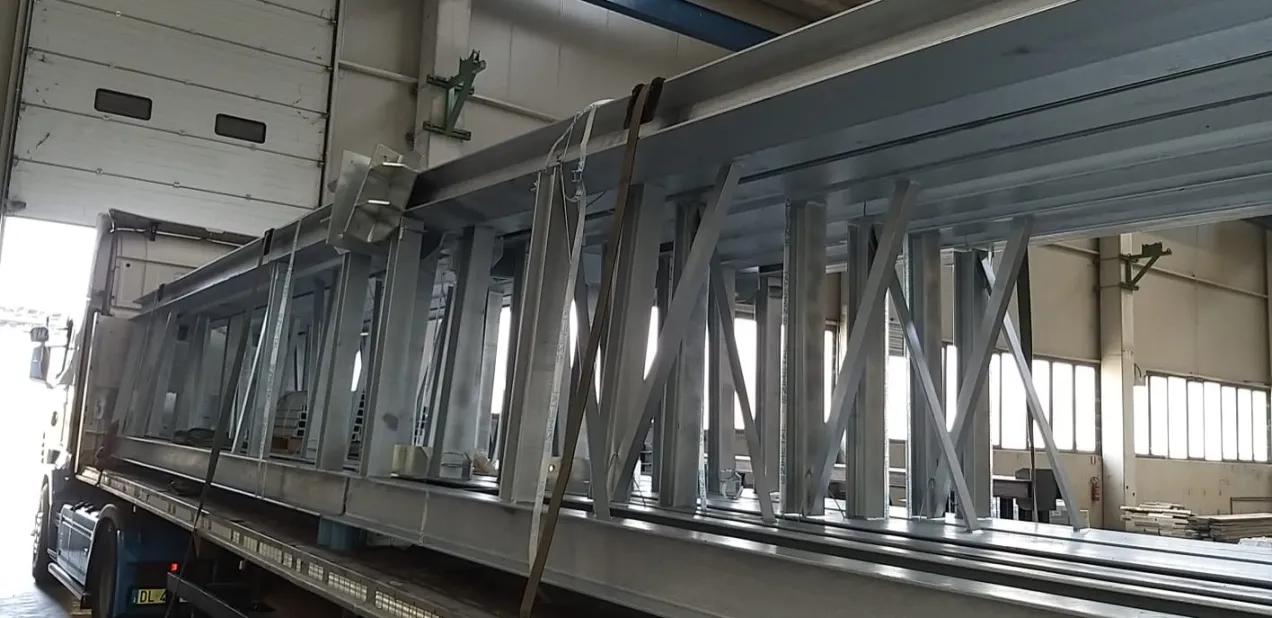 Structură metalică zincată pregătită pentru transport