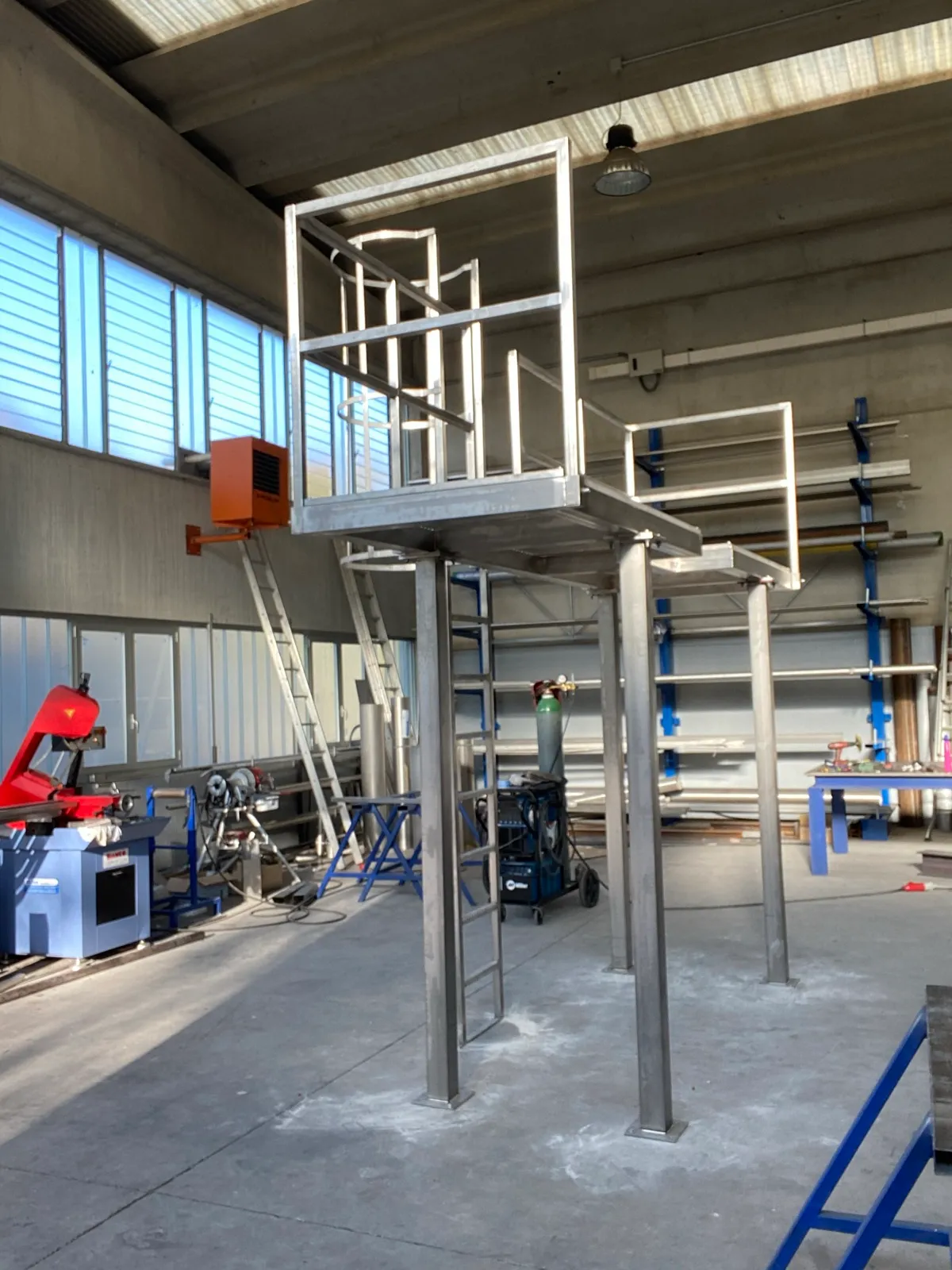 Platformă tehnologică din inox cu balustradă și scară
